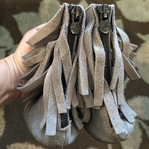 NWOT Monkey feet grey fringe boots size 3-4 years - Picture 7 of 7